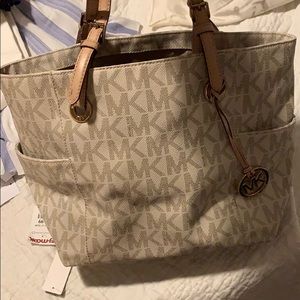 Micheal Kors jet setter ( medium)